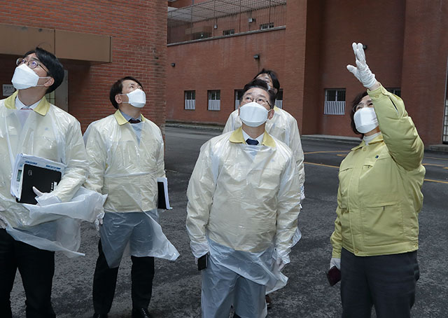 박범계 법무부 장관과 이상갑 인권국장(왼쪽)이 이영희 교정본부장(오른쪽)으로부터 서울동부구치소의 시설적 특성에 대해 설명을 듣고 있다. /법무부 제공