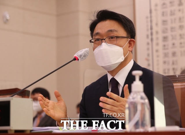 김진욱 초대 고위공직자범죄수사처(공수처) 처장 후보자가 지난 19일 오전 서울 여의도 국회 법제사법위원회에서 열린 인사청문회에 출석해 의원들의 질의에 답변하고 있다. /남윤호 기자