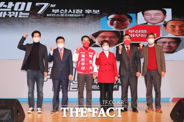 국민의힘 박성훈 이진복 박민식 이언주 전성하 박형준(왼쪽부터) 예비후보가 28일 오후 부산 벡스코 오디토리움에서 부산시장 보궐선거 예비경선 후보자 비전 스토리텔링 프레젠테이션(PT) 발표에 앞서 포즈를 취하고 있다. /부산=조탁만 기자