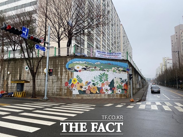 ‘국향만리 화순8경’이 화순읍 시가지 담벼락에 녹아들며 벽화거리가 조성됐다./화순군 제공