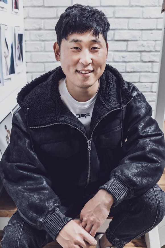 야구 국가대표 출신 윤석민이 JDB엔터테인먼트와 전속계약을 체결하고 새로운 도전에 나선다. JDB에는 김준호 박나래 등 개그맨 출신 예능인들이 다수 소속돼 있다. /JDB엔터 제공