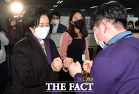 [TF포토] 의료영상정보솔루션 기업 직원과 인사하는 박영선