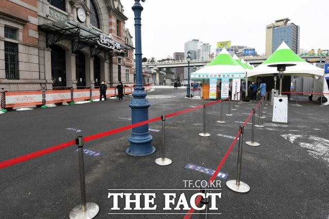 서울역 노숙인 관련 시설에서 추가 확진자가 계속 발생하고 있어 서울시는 동자동에 임시 선별소를 마련하고 추가 검사를 계속 진행하고 있다고 밝혔다. /남용희 기자