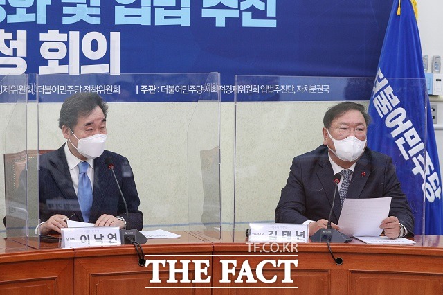 더불어민주당이 양승태 전 대법원장 재임 중 사법농단에 연루된 임성근 부장판사에 대해 탄핵소추를 추진하기로 했다. 사진은 민주당 이낙연(왼쪽) 대표와 김태년 원내대표. /남윤호 기자