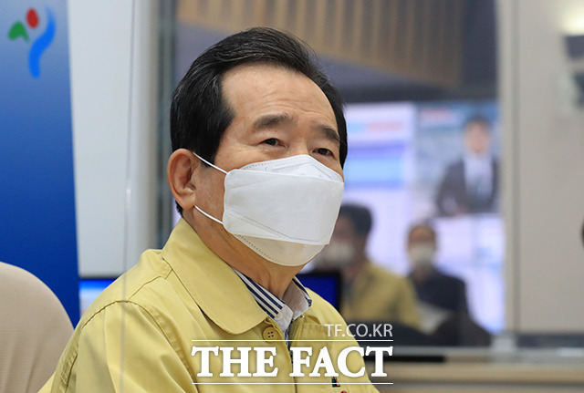 정세균 국무총리는 29일 정부서울청사에서 코로나19 중앙안전대책본부 회의를 주재하고 현재 시행 중인 사회적 거리두기 단계는 이번 주말이 지나면 종료될 예정이라면서 신중히 결정할 방침을 밝혔다. /이선화 기자