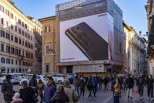 이탈리아 로마의 스페인 광장에서 갤럭시S21 시리즈 옥외광고가 이뤄지고 있다. /삼성전자 제공