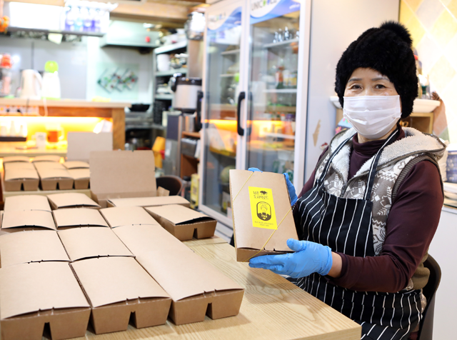 SK그룹은 최태원 회장의 의지 아래 ESG 역량 강화에 속도를 내고 있다. 사진은 한끼 나눔 온택트 프로젝트 활동 모습. /SK그룹 제공