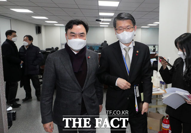 당정협의 참석한 윤관석 국회 정무위원장(왼쪽)과 은성수 금융위원장.