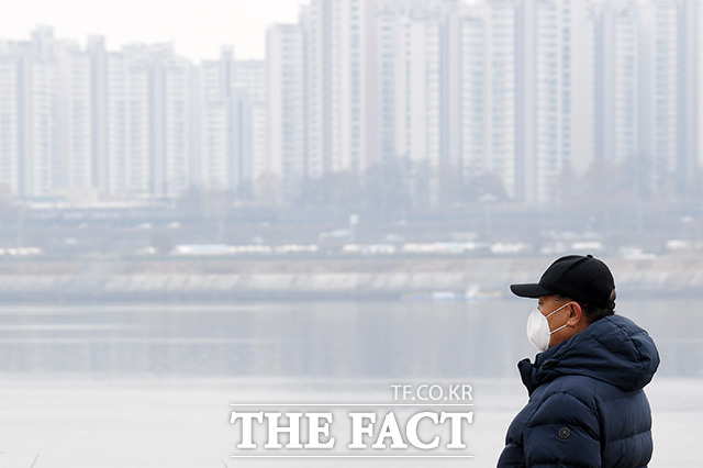 기상청에 따르면 오늘(31일) 서울 낮기온이 9도까지 오르는 등 포근한 날씨가 되겠다. 다만 미세먼지가 말썽이다. 밤부터는 전국 곳곳에 비 소식이 있겠다. /더팩트 DB