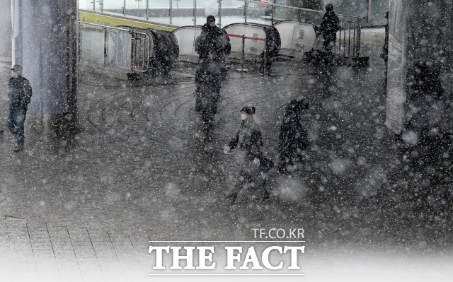 30일 오전 영하권 강추위가 계속되는 가운데 서울시는 이날 자정부터 제설 1단계를 발령한 상태다. /이선화 기자