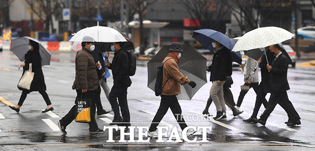 2월 첫날이자 월요일에는 전국이 대체로 흐리고 비가 내리겠다. /이동률 기자