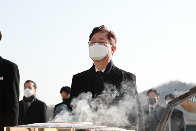 박범계 신임 법무부 장관이 31일 국립 대전현충원을 찾아 참배하고 검찰개혁을 완수하겠다는 의지를 드러냈다. /법무부 제공