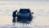  포항해경, 파도에 쓸려 바다에 빠진 SUV차량 구조
