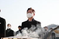  '검찰개혁 이루겠다' 대전현충원 찾은 박범계 장관