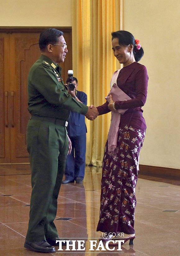 미얀마 제일 야당 민주주의민족동맹의 아웅산 수지 대표(오른쪽)가 민 아웅 흘라잉 군 최고사령관을 만나 악수하고 있다. /네피도=AP.뉴시스