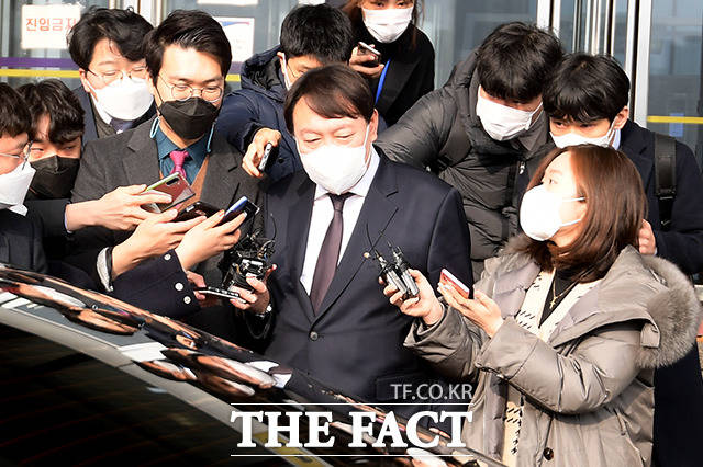 윤석열 검찰총장이 1일 오전 경기도 과천 정부과천청사에서 박범계 신임 법무부 장관을 예방한 후 청사를 나서고 있다. /과천=이선화 기자