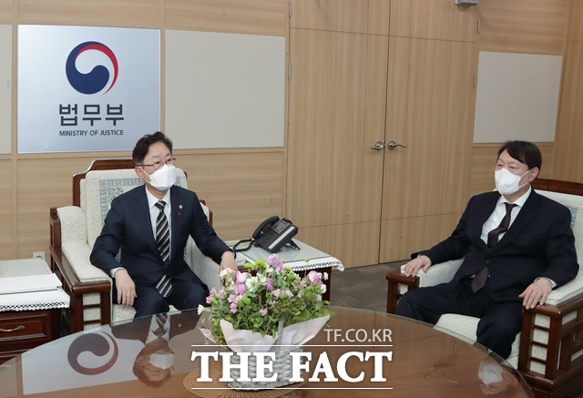 윤석열 검찰총장이 1일 오전 9시30분 박범계 법무부 장관을 예방했다./법무부 제공