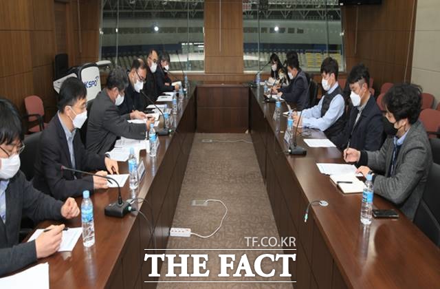 지난달 광명 스피돔에서 경륜 경주실 관계자와 한국프로사이클협회 임원진이 모여 제도·인권 혁신협의회를 갖고 있다./기금조성총괄본부 제공