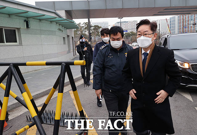 박범계 신임 법무부 장관이 신종 코로나바이러스 감염증(코로나19) 관련 상황을 점검하기 위해 지난달 28일 오전 서울 송파구 동부구치소를 방문하고 있다. /이선화 기자