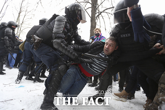 1일(현지시간) 러시아 상트페테르부르크에 야당 지도자 알렉세이 나발니의 석방을 촉구하는 시위대를 경찰이 연행하고 있다. 이날 러시아 전역에서 시위대 수만 명이 나발니의 석방을 요구하는 시위를 벌인 가운데 경찰은 4500명 이상을 체포한 것으로 알려졌다. /상트페테르부르크=AP.뉴시스