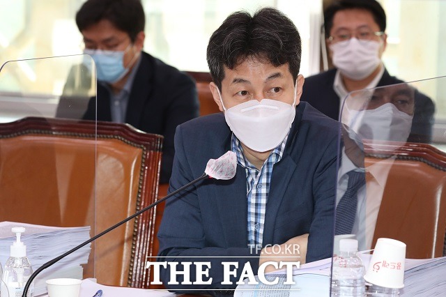 윤건영 더불어민주당 의원이 1일 YTN 라디오에 출연, 문재인 정부가 북한에 원전을 지어주려 했다는 의혹과 관련한 야당의 공세를 북풍 공작이라고 주장했다. /이새롬 기자