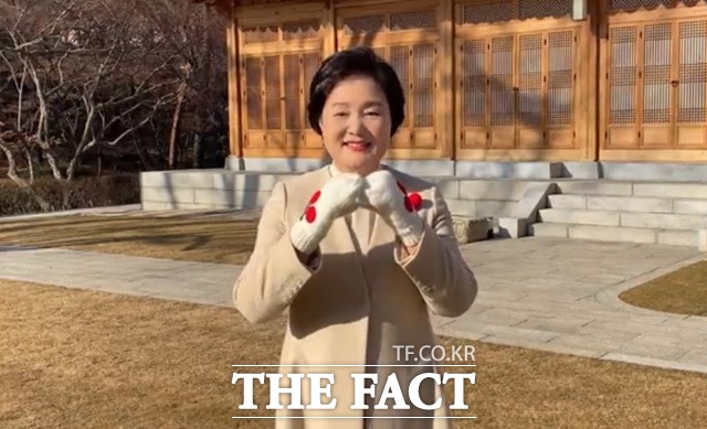 김정숙 여사가 1일 영상 메시지를 통해 사회복지공동모금회가 진행한 희망 2021 나눔 캠페인 사랑의 온도탑 100도 초과 달성을 이뤄낸 국민들에 대한 감사 인사를 전하면서 고맙습니다. 사랑합니다라고 말하고 있다. /청와대 제공