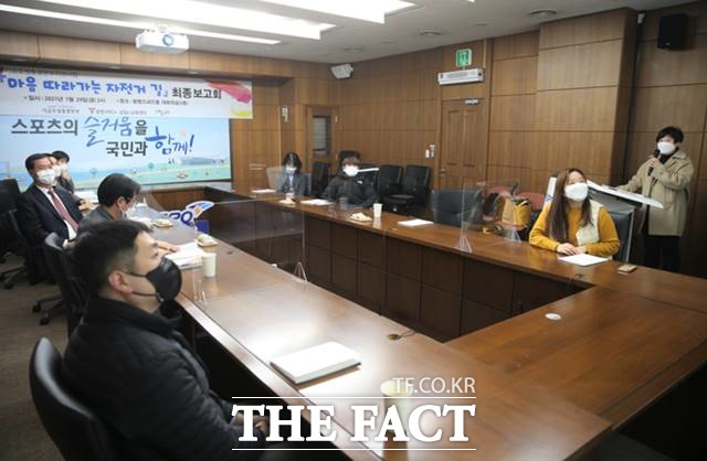 광명 YMCA 신리라 상담교육센터장이 지난달 29일 게임·스마트폰 과몰입 청소년 심리 지원 사업인 ‘2020년 마음 따라가는 자전거 길’ 성과 보고를 하고 있다./기금조성총괄본부 제공