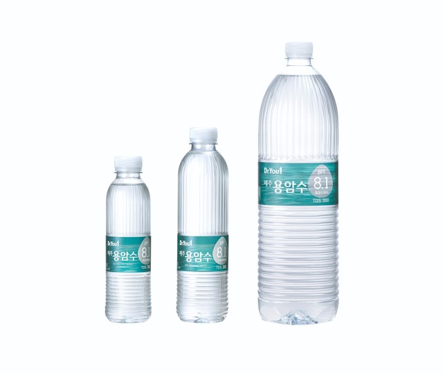 오리온이 기존 오리온 제주용암수의 제품명을 변경하고 라벨 디자인을 리뉴얼한 닥터유 제주용암수를 출시한다. /오리온 제공