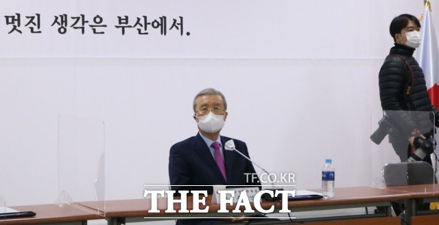 김종인 국민의힘 비상대책위원장은 1일 부산 수영구 남천동 부산시당에서 열린 현장 비대위 회의에서 가덕도 특별법이 여야 합의 하에 처리되도록 노력할 것이라고 밝혔다. /부산=조탁만 기자