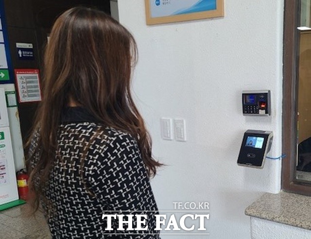 하동군이 언택트 시대를 맞아 직원들의 출·퇴근 등을 체크하는 얼굴인식 근태관리 시스템을 1일부터 운영한다. /하동군 제공