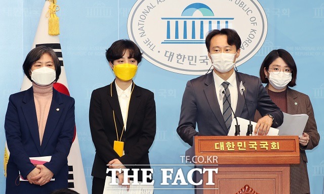 이탄희 더불어민주당 의원이 1일 서울 여의도 국회 소통관에서 임성근 법관 탄핵소추안 발의 기자회견에서 발언하고 있다. 왼쭉부터 강민정 열린민주당 의원, 류호정 정의당 의원, 이 의원, 용혜인 기본소득당 의원. /국회공동취재사진
