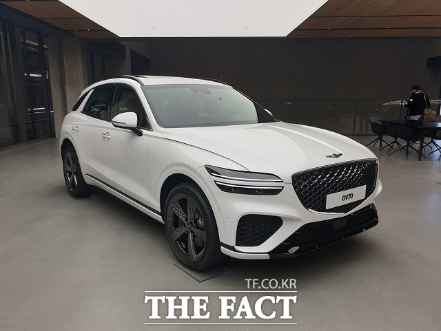 제네시스의 두 번째 SUV GV70은 지난달 국내 시장에서 2287대가 팔리며 실적을 견인했다. /서재근 기자