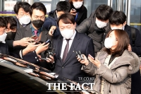 [TF사진관] 윤석열, 박범계 법무부 장관 예방 '덕담만 나눠'