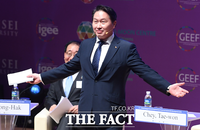  최태원 'SK하이닉스 연봉 반납'…성과급 불만에 '깜짝 발언'