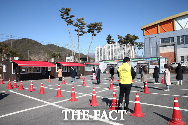 화순군 직원들이 이용대체육관에 마련된 임시 선별진료소에서 진단 검사를 받기 위해 줄 서 있다./화순군 제공