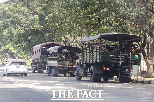 1일(현지시간) 미얀마 군이 쿠데타를 선언한 가운데 양곤의 거리에 군인을 태운 트럭들이 대기하고 있다. /네피도=AP.뉴시스