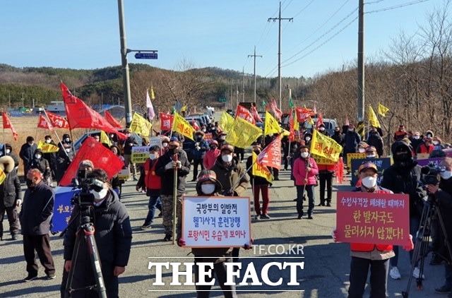 포항 장기면 주민들은 2일 수성사격장으로 통하는 도로를 막고 ‘국방부장관 사퇴’를 외치며 항의집회를 가졌다./반대위 제공