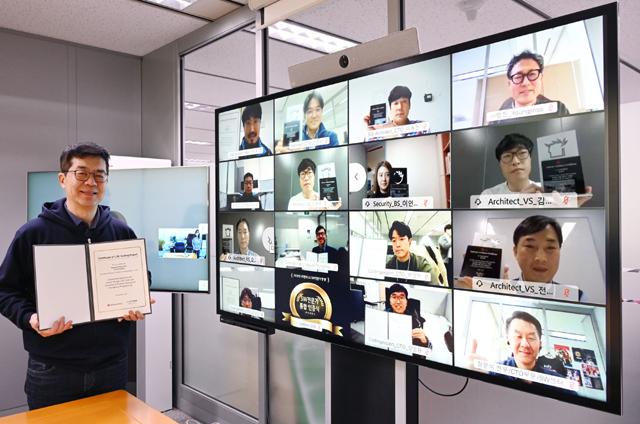 LG전자 최고기술책임자인 박일평 사장과 직원들이 1일 온라인으로 진행한 소프트웨어 전문가 인증식에 참석하고 있다. /LG전자 제공