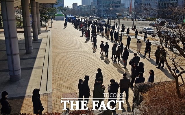 포항시의 1세대 1인 코로나 진단검사 행정명령이 일주일째 접어든 가운데 실효성에 대한 의문이 제기되고 있다/포항=김달년기자