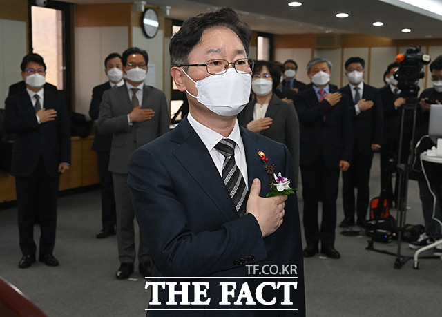 박범계 신임 법무부 장관이 예정된 검찰인사와 관련해 윤석열 검찰총장과 적어도 두 번은 만나 의견을 듣겠다고 했다. /이선화 기자