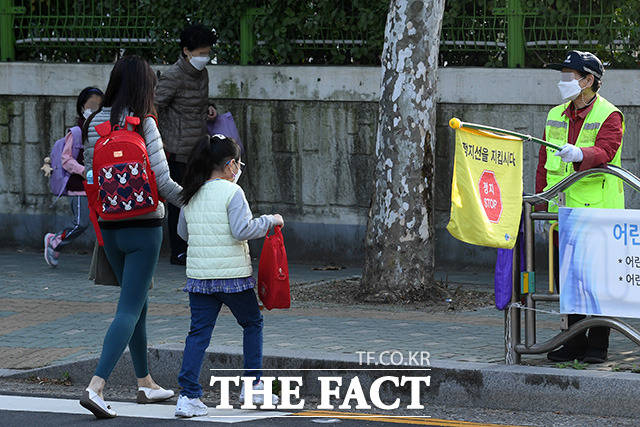 국내 신종 코로나바이러스 감염증(코로나19) 환자 분석 결과, 12세 이하의 발병률은 전체 연령대의 절반 수준인 것으로 나타났다. 사회적 거리두기 1단계 하향 조정에 따라 전국 학교 등교 인원이 3분의 2로 완화된 2020년 10월19일 오전 서울 마포구 일대의 한 초등학교에 학생들이 등교를 하고 있다. /남용희 기자