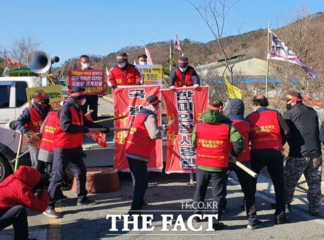 포항 장기면 주민들이 국방부장관·한미연합사령관 문구가 적힌 현수막을 죽창으로 찌르는 퍼포먼스를 벌이며 분노를 표출하고 있다./반대위 제공