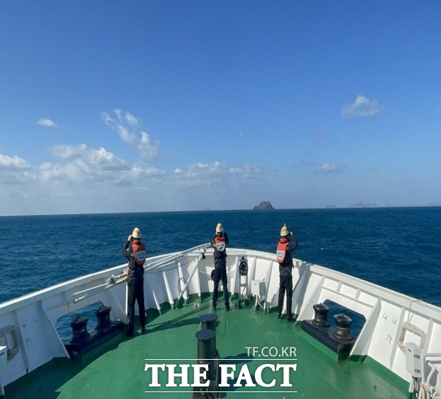 통영해양경찰서 대원들이 대양호가 침몰한 거제 갈곶도 주변 해상에서 실종자 수색을 벌이고 있다./통영해경 제공