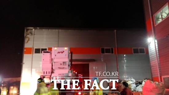 1일 오후 10시 19분경 경북 김천시 개령면의 한 재활용 업체에서 화재가 발생해 소방당국이 진화에 나서고 있다 / 김천소방서 제공