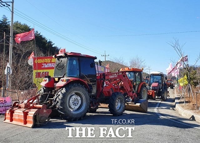 포항 장기면 주민들이 2월 초 예정된 수성사격장 미군헬기 사격훈련 철회와 수성사격장 폐쇄를 촉구하며, 트랙터를 동원해 수성사격장 입구를 봉쇄했다/반대위 제공
