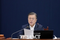  文대통령 '정부부처-공직자, 도전·혁신·포용적 자세로 위기 돌파해야'