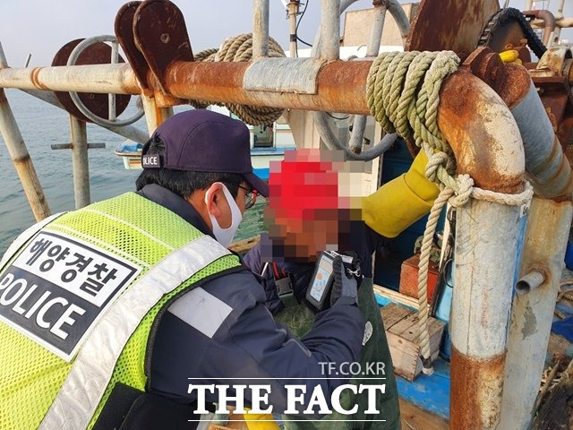 군산해경이 선박 운항자를 대상으로 음주측정을 실시하고 있다. /군산해경 제공