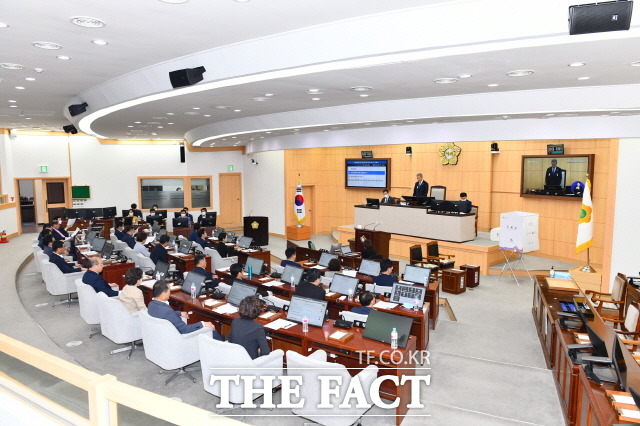 여수시의회가 포스코 광양제철소에서 발생하는 쇳가루 등의 오염물질로 인해 묘도 주민 등이 피해를 보고 있다고 주장하고 환경개선 대책과 함께 투명한 측정치 공개 등을 요구하는 성명을 발표했다.