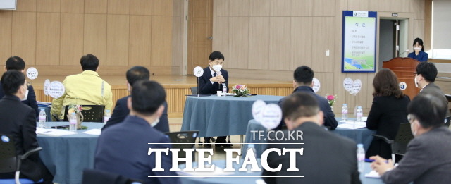 장석웅 교육감이 2일 오후 3시 청사 대회의실에서 전남교육청 산하 22개 공공도서관장들과 문화놀이터로의 도서관 기능 변화를 모색하는 논의를 하고 있다./전남도교육청 제공