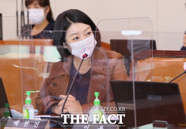 배현진 국민의힘 의원은 3일 융복합형 박물관 자료 대출·열람서비스 사업 수행 근거를 마련하는 박물관법 개정안을 발의했다. 지난해 국회 문화체육관광위원회 국정감사에서 질의하는 배 의원. /남윤호 기자